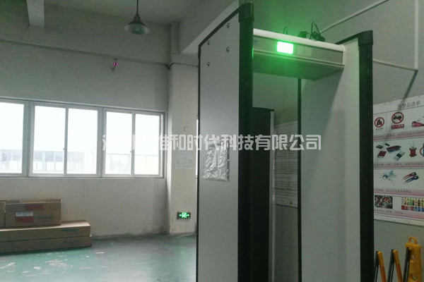 木門制造廠及鞋業(yè)廠家使用METOR6S進(jìn)口安檢門案例圖