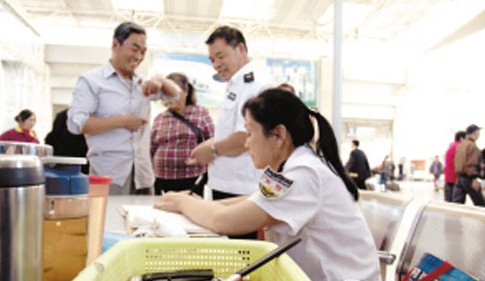 昆明火車站X光機5分鐘安檢掃描發現2把刀具[圖]