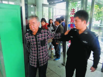海淀法院開通“綠色通道”引導當事人快速過安檢門
