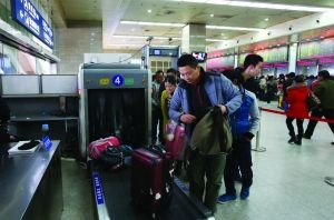 南京站售票大廳進入安檢模式[圖]