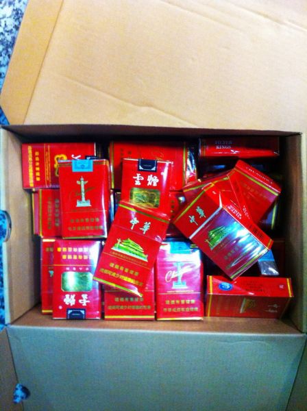 蟊賊偷30包中華煙欲飛成都過安檢門通道被查