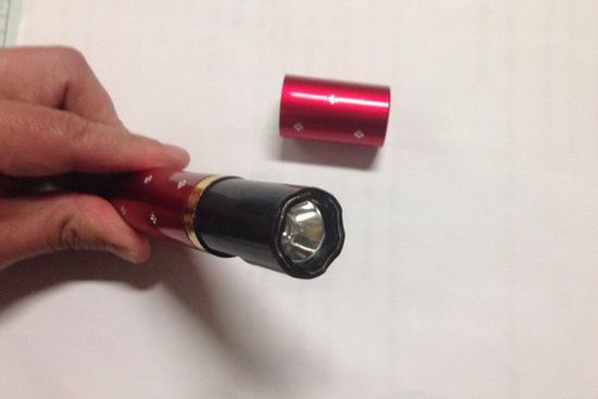 黃山機(jī)場(chǎng)安檢查獲微型“手電式電擊器”