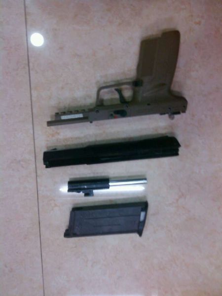 旅客逃避機場安檢門檢查 鞋內藏金屬仿真槍管被查獲