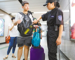 地鐵使用手持金屬探測儀 攜帶發膠也危險