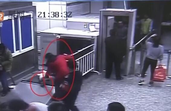 金屬安檢門品牌：過安檢順手牽羊還不認(rèn)錯女子被行拘5天