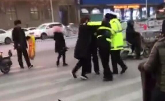 首都機(jī)場(chǎng)安檢門(mén)通道檢測(cè)體溫遭遇女子大鬧[圖]