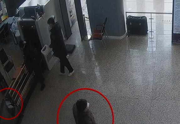 粗心大學生雙肩包落在安檢儀上【圖文】-2.jpg 粗心大學生雙肩包落在安檢儀上【圖文】-2.jpg